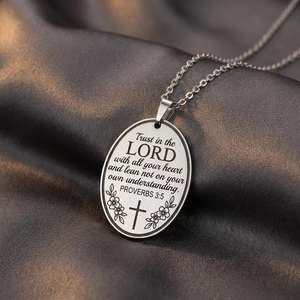 Collar con Versículo Bíblico Ovalado Personalizado Proverbios 3:5, Acero Inoxidable con Baño <span class=keywords><strong>de</strong></span> Oro <span class=keywords><strong>de</strong></span> 18K, Confía <span class=keywords><strong>en</strong></span> el Señor, Joyería Religiosa Cristiana - Product Image 2