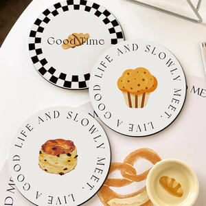 Posavasos redondo de dibujos animados, almohadilla suave antideslizante para uso doméstico con diseño de cupcakes - Product Image 2