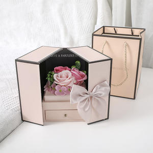 Boîte cadeau <span class=keywords><strong>de</strong></span> luxe à double porte, motif <span class=keywords><strong>de</strong></span> fleurs <span class=keywords><strong>éternel</strong></span>les, logo personnalisé pour les <span class=keywords><strong>souvenirs</strong></span> <span class=keywords><strong>de</strong></span> demoiselles d'honneur, emballage <span class=keywords><strong>de</strong></span> parfum, laminage mat - Product Image 3