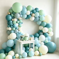 Guirlande d'arche de ballons personnalisée rose, verte et blanche pour fête de naissance, décorations par Balloon Factory, comprenant des ballons de 5 à 36 pouces.