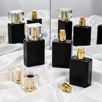 Flacon pulvérisateur de parfum rectangulaire en verre transparent de qualité supérieure avec pompe à brume fine et estampage doré pour emballage de luxe
