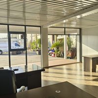 Boîtier de bureau moderne à assemblage rapide, équipé de prises, alimenté électriquement, en panneaux sandwich, pour travaux sur site, électronique