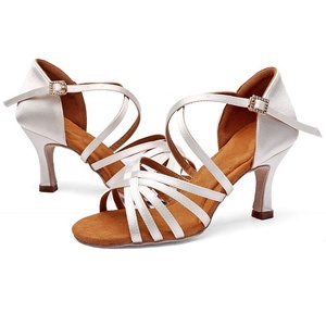 <span class=keywords><strong>Zapatos</strong></span> <span class=keywords><strong>de</strong></span> <span class=keywords><strong>Baile</strong></span> <span class=keywords><strong>de</strong></span> <span class=keywords><strong>Salón</strong></span>/Latino <span class=keywords><strong>de</strong></span> Tacón Alto para Mujer COPTER <span class=keywords><strong>de</strong></span> Alta Calidad con Empeine <span class=keywords><strong>de</strong></span> Cuero Vacuno Suave y Cómodo y Plantilla <span class=keywords><strong>de</strong></span> Satén - Product Image 2