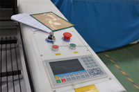 Draagbare 100W-500W CO2 lasergraveer- en snijmachine voor hout, acryl, textiel & stof met waterkoeling en hoge precisie