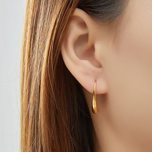 Pendientes Minimalistas de Acero Inoxidable con Baño de Oro de 18K en Forma de Gota de Agua con Cierres para Orejas, Joyería Moderna - Product Image 2