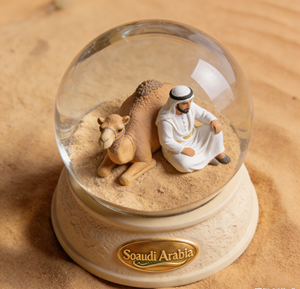 Souvenir Turistici dell'Arabia Saudita in Resina Personalizzata, Globo di Neve con Figure di Cammello Dromedario, Orso Arabo, Falco e Palma da Dattero - Product Image 2