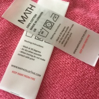 Étiquette de textile lavable de contenu d'impression, étiquette droite de contenu de satin de coupe pour l'écharpe