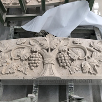 Encadrement de porte en pierre calcaire naturelle sculptée en forme de vigne pour entrée de villa