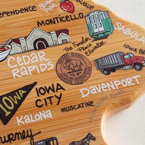 Tabla de cortar reversible ecológica con forma del estado de Iowa, bandeja para charcutería con diseño de Fish Kiss, incluye lazo para colgar - Product Image 2