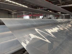 Geomembrana anti-infiltraciones de HDPE, utilizada para sitios de eliminación de residuos peligrosos y revestimientos de estanques de residuos, con una espesor de 1,5 mm. - Product Image 4