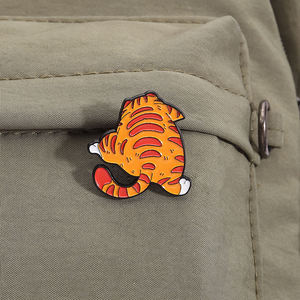 Broche de Esmalte de Gato Fofo Pendurado na Parede, Desenho Animado de Gatinho Escalando, Distintivo de Lapela, Joia, Presente para Amigos - Product Image 3