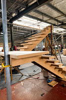 Escalier flottant moderne sur mesure en acier à poutre unique pour intérieur, marches en bois massif, balustrade en verre ultra-transparent