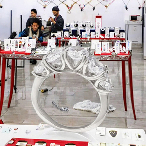 Anillo Trilogía de Plata de Ley S925 KAHOOT con Moissanita de 3.6 Quilates, Clásico, Elegante, de Alta Gama, Certificado, Modelo para Parejas, Ideal para Aniversario - Product Image 2