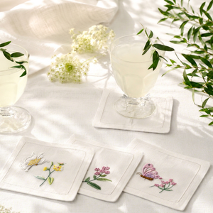Servilleta de Coctel Hecha a Mano de Lino Natural, Estilo Moderno y Lujoso, Diseño Cuadrado Duradero, Bordado con Flores Silvestres, Libélulas y Mariposas - Product Image 1