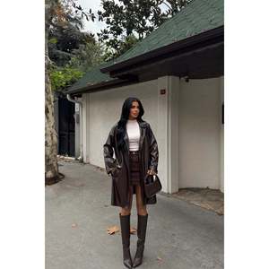 Manteau trench en cuir marron pour femme, doublure en fausse fourrure, rembourrage en coton, imperméable, imprimé, décontracté pour l'automne et l'hiver - Product Image 3