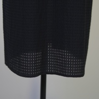 Robe longue ample noire unie en maille texturée à col rond et taille à cordon pour femme