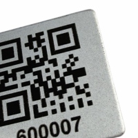 Étiquette en aluminium résistante aux intempéries personnalisée avec code-barres, gravure au laser, numéro de série, code QR et adhésif