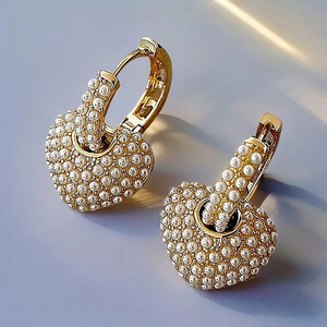 Orecchini a cerchio con cuore in perle finte per donna, gioielli vintage eleganti e romantici da regalo - Product Image 1
