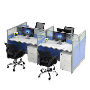 โต๊ะทำงานสำนักงานสมัยใหม่แบบแบ่งพื้นที่สำหรับ 4 คน พร้อมระบบจัดการสายไฟแบบซ่อนในตัว ดีไซน์แผงติดตั้งบนพื้น - Product Image 2