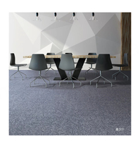 Dalles de moquette commerciales modernes 50x50 en nylon PET à poils bouclés moyens, antidérapantes, à rayures, avec support en PVC, pour bureaux et hôtels