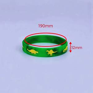 Pulsera de silicona con diseño de dinosaurio, paquete de 6, color verde con patrones coloridos de dinosaurios para decoración infantil, pulseras no tóxicas - Product Image 3