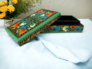 Caja de papel maché ecológica hecha a mano, pintada a mano con motivos florales, para guardar joyas y decorar el hogar, disponible para la venta. - Product Image 4