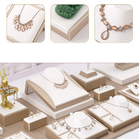 Logo personnalisé élégant en cuir Pu blanc Champagne boucle d'oreille collier bijoux plateau d'affichage accessoires