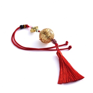 Difusor de Aroma de Diseño Personalizado, Forma Redonda, Difusor de Metal Dorado con Borlas Rojas - Product Image 4