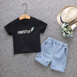 Pyjamas d'été en jean pour enfants, comprenant une chemise noire à motifs et un short en jean - Product Image 2