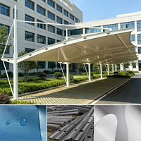 Abri de voiture durable en membrane tendue en PVDF avec structure en acier galvanisé recouvert de PVC, auvent de stationnement extérieur imperméable
