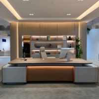 Bureau de direction contemporain de luxe en forme de L de 61 mm, finition grain de bois effet pluie, éclairage LED, garniture dorée, prise intégrée, suite de bureau complète