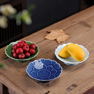 Assiette à fruits en céramique en forme de pétale de lotus, en porcelaine, style chinois traditionnel, petit plat à pied pour servir des collations de mariage - Product Image 1