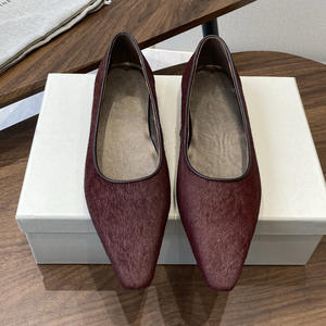 Zapatos de Tacón Bajo con Punta en Pico, Diseñados Exquisitamente, de Pelo de Caballo Genuino Negro, para Mujer: Un Toque de Lujo para Primavera y Otoño - Product Image 2