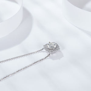 Collar de Plata con Colgante de Moissanita de 1 Quilate, Diseño Elegante y Moderno - Product Image 3