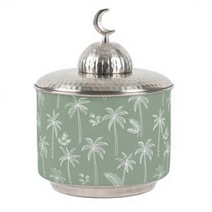 Boîte à dattes en métal imprimée palmier vert sauge artisanale avec couvercle en forme de croissant de lune, cadeau du Ramadan - Product Image 1