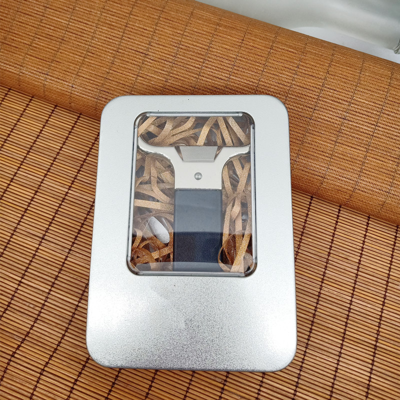 Conjunto negro viejo vino abierto caja de hierro