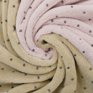 Toalla de Coral Fleece Bordada en 3D Kim Ryan, 34x74cm, Súper Absorbente, Suave, para Uso Doméstico - Product Image 4