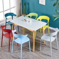 Chaise de salle à manger pp design de restaurant bon marché en usine Café en plastique coloré Tables et chaises Chaise d'extérieur Café