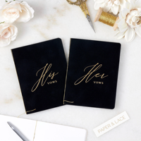 Ensemble de carnets de vœux de mariage en daim nude pour lui et elle, avec calligraphie cursive dorée, livrets de vœux minimalistes neutres, invitations de mariage