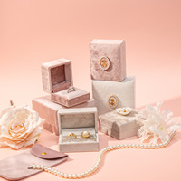 Boîte à bijoux en velours bleu marine de luxe avec logo personnalisé, avec ruban et nœud, pour emballer des bagues et des colliers, coffret cadeau en gros