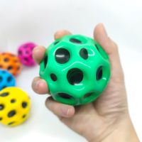 Balle anti-stress en mousse PU à trous, haute élasticité, jouet pour enfants, balle de sport d'extérieur