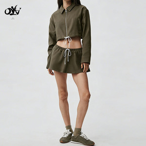 Ensemble deux pièces <span class=keywords><strong>sport</strong></span> pour femme de haute qualité, respirant, avec col montant, fermeture éclair, veste de survêtement et jupe, design décontracté 2-en-1 avec poches, vente en gros - Product Image 5