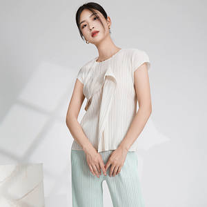 Camiseta Ecológica Comprimida de Manga Corta para Mujer, Cuello Alto, Moda de Alta Gama, Estilo Miyake Plisado, Secado Rápido - Product Image 2