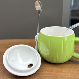 インスタ映えする可愛いココナッツ型の陶器製タンブラー、蓋付き、ガラスストローとカクテルアンブレラのデコレーション、女の子の親友への夏の贈り物に最適 - Product Image 5