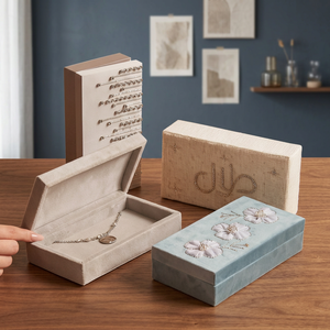 Caja de Joyería de Tela Bordada de Lujo con Diseño Floral y Caligrafía Árabe, Regalo Personalizado para Bodas y Fiestas - Product Image 1