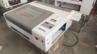 Machine de découpe laser CO2 de bureau 40W 50W 400*400MM avec lit en nid d'abeille, pompe à eau, capteur d'eau, pompe à air, rail de guidage linéaire