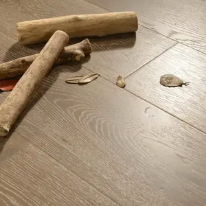 Parquet en bois de chêne brossé léger à brillance moyenne - Product Image 1