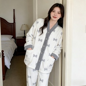 Pijamas <span class=keywords><strong>de</strong></span> <span class=keywords><strong>Mujer</strong></span> <span class=keywords><strong>de</strong></span> Alta Calidad en Felpa <span class=keywords><strong>de</strong></span> Coral para Otoño e Invierno, Color Gris con Estampado <span class=keywords><strong>de</strong></span> Lazo, Cárdigan <span class=keywords><strong>de</strong></span> Manga Larga, Cintura Elástica, Suave y Lisa en <span class=keywords><strong>la</strong></span> Parte Delantera - Product Image 5