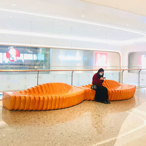 Banco Moderno Curvo en Forma de S de Fibra de Vidrio, Muebles de Exterior Personalizados para Uso en Parques y Entradas - Product Image 3