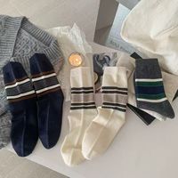Chaussettes mi-mollet amples en laine respirante sans couture à rayures imprimées style coréen pour femme – Tendance, chic et style preppy pour l'hiver